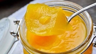 Compota de fruta caseira no frasco, servida à colher