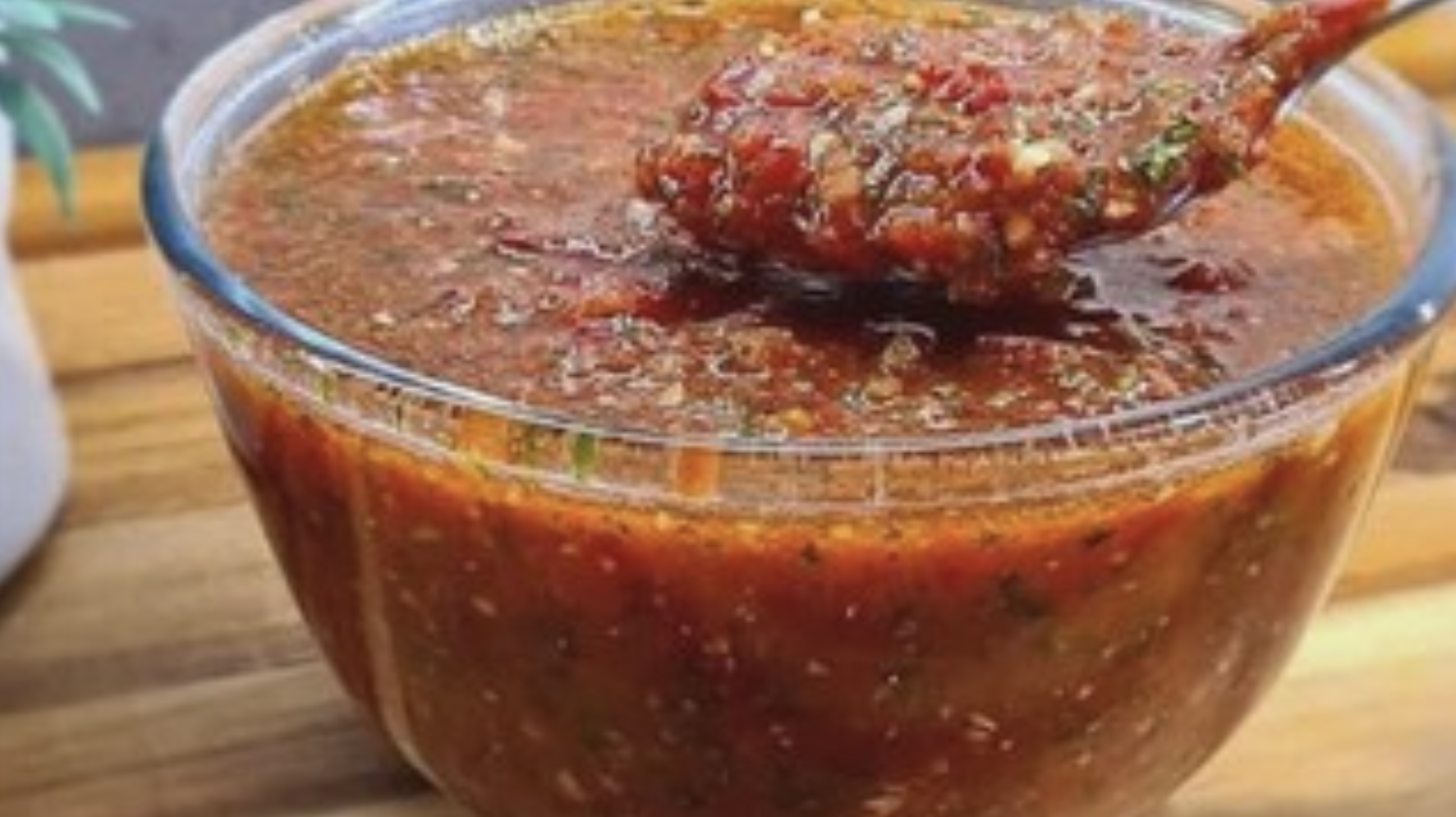 Molho de tomate com ervas e um ponto de picante numa tigela de vidro