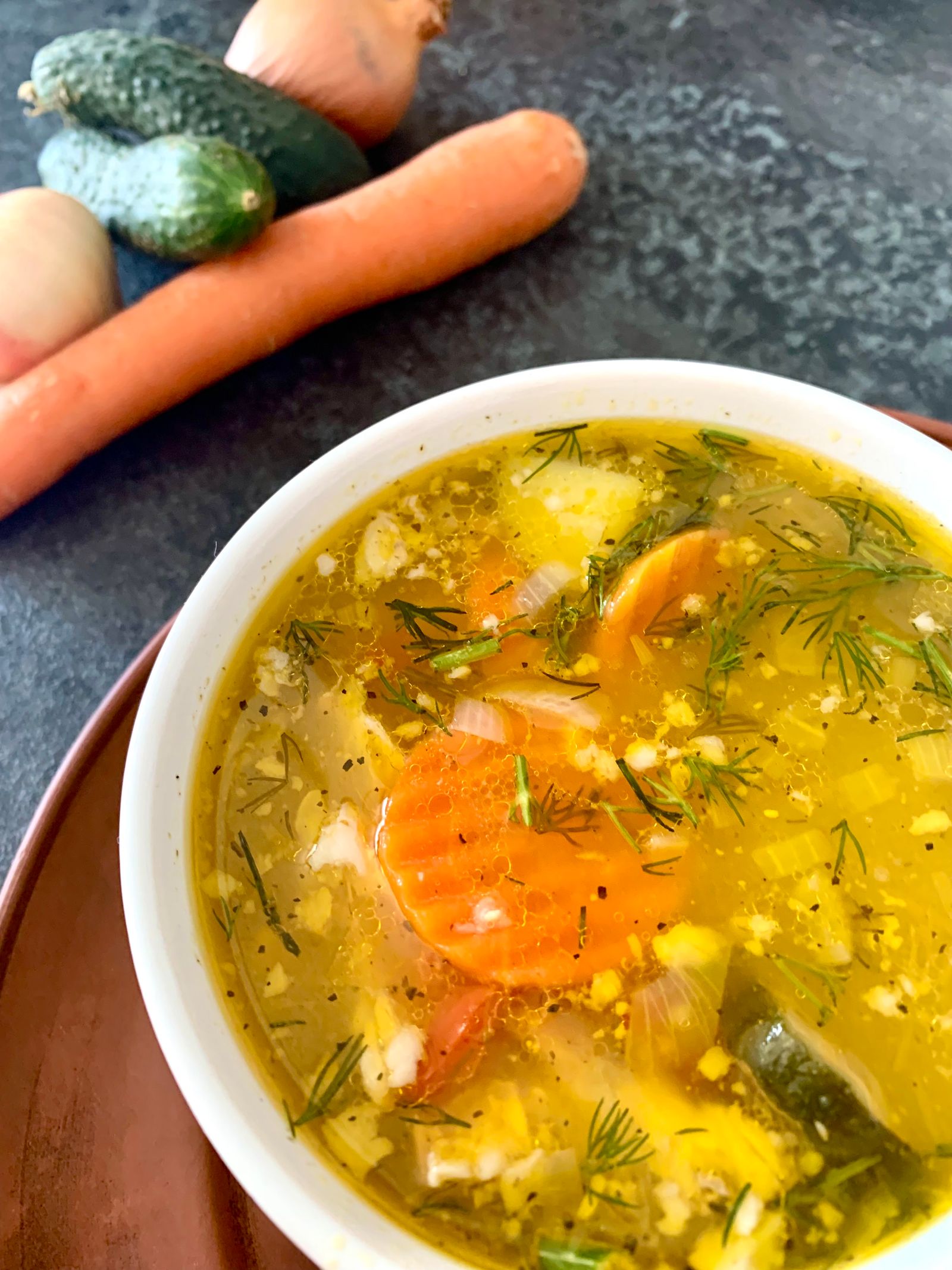 Caldo de legumes leve numa tigela clara