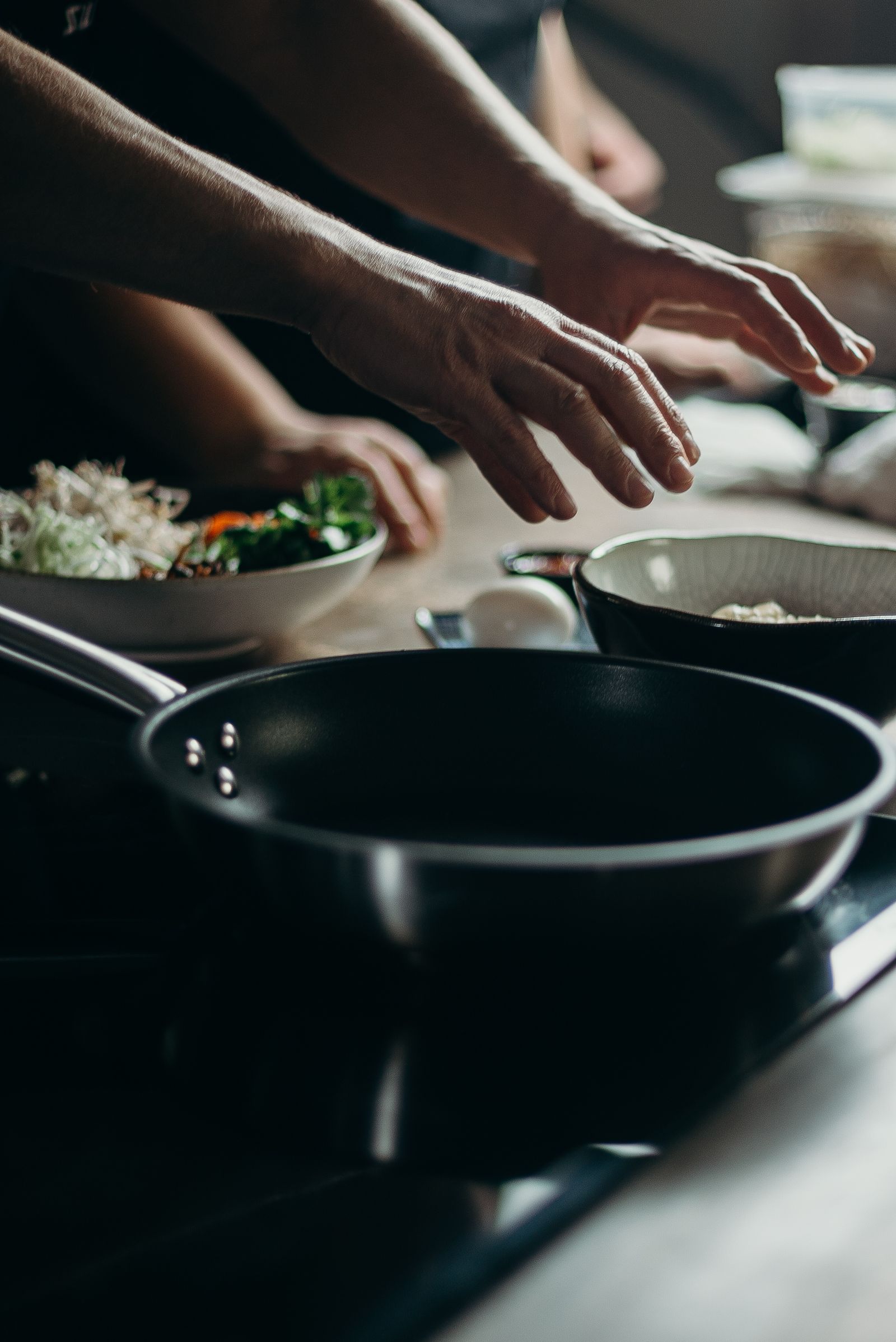 Mãos a cozinhar em casa, passo a passo